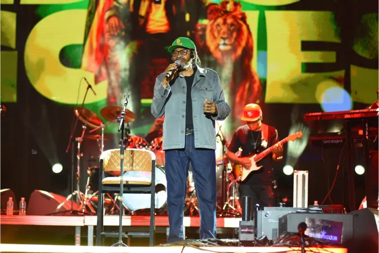 Edson Gomes abre segundo dia do Festival Virada Salvador e celebra estreia no evento