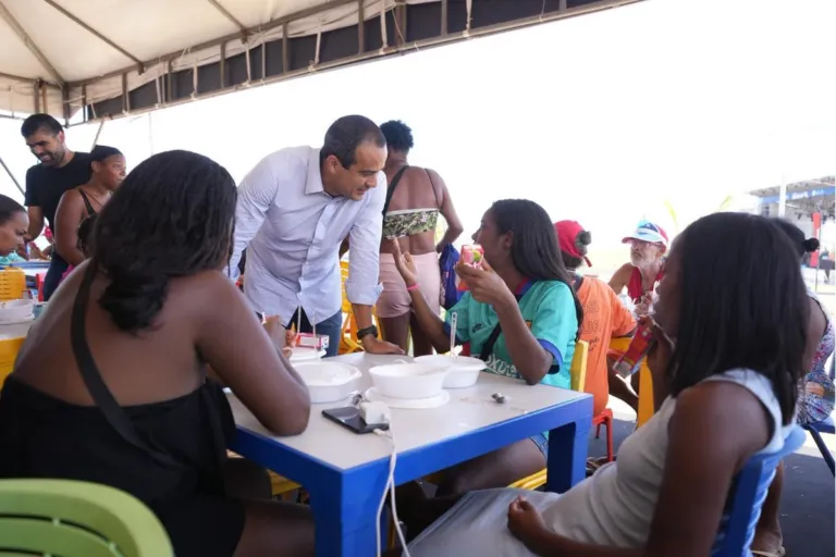 Bruno Reis anuncia restaurantes populares e transporte gratuito para ambulantes no Carnaval 2026