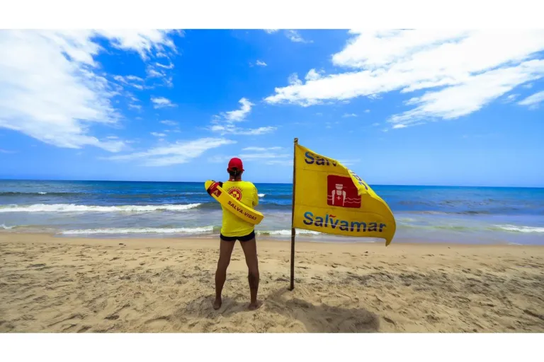 Salvamar reforça atendimento aos banhistas durante o Virada Salvador com uso de motos aquáticas