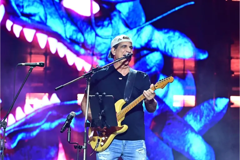 Primeira atração desta segunda (29), Durval Lélys relembra sucessos da carreira no Virada Salvador