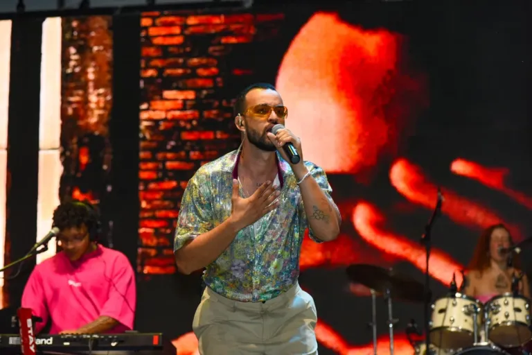 Com show intimista, Zai emociona o público e apresenta o EP “Imenso” no Palco Brisa do Festival Virada Salvador