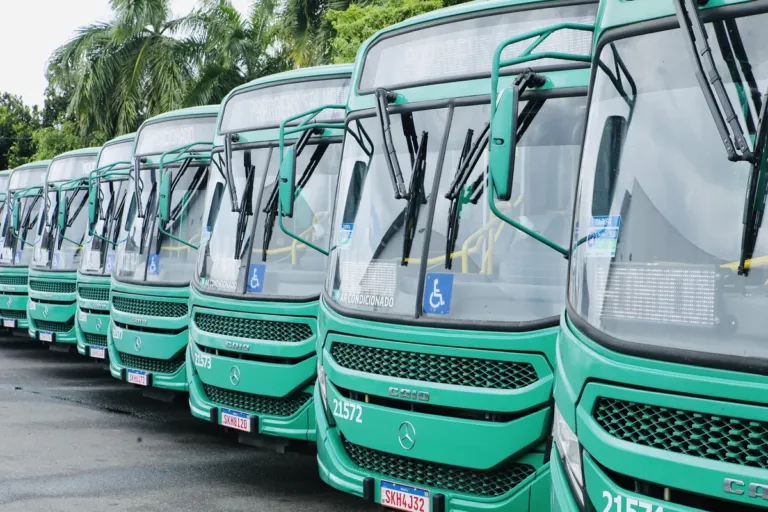 Prefeitura firma contrato para compra de 300 novos ônibus na maior aquisição de veículos da história de Salvador