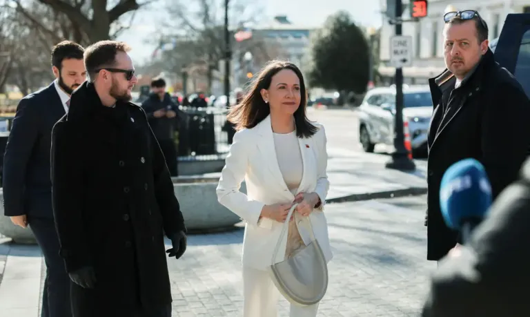 Trump reúne-se com María Corina após elogiar Delcy Rodríguez