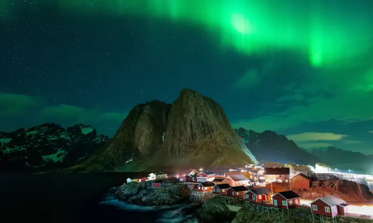 Após tempestade solar atingir a Terra, Europa registra auroras boreais