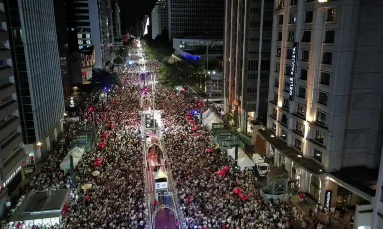 Rréveillon na Avenida Paulista teve música e fogos silenciosos