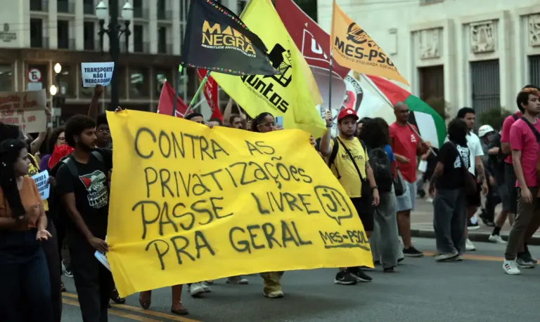 Estudantes protestam contra aumento da tarifa de ônibus em São Paulo