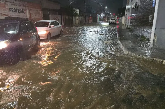 Prefeitura monitora chuvas, realiza intervenções na Rua Lourival Cairo e limpeza nos canais de drenagem