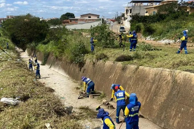 Prefeitura realiza limpeza preventiva no canal do Santa Cecília e mutirões pela cidade