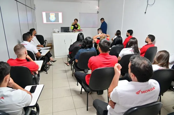 Simtrans realiza palestra educativa em concessionária de motocicletas sobre segurança no trânsito