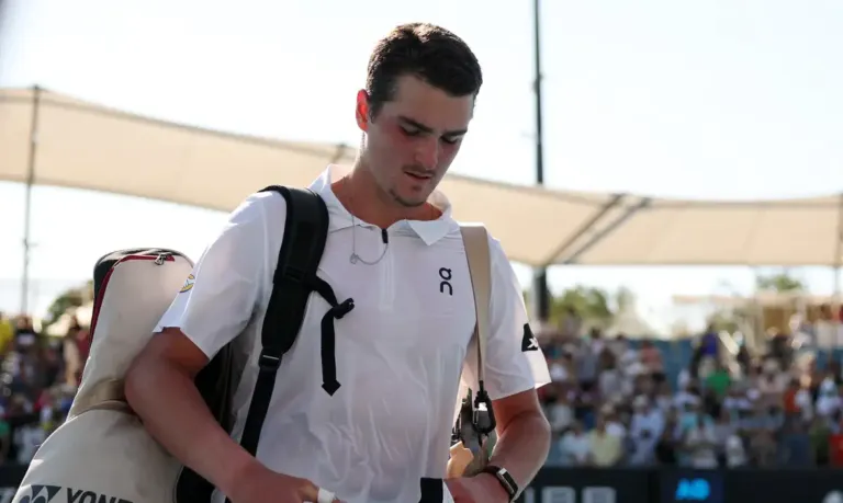 Fora de ritmo, João Fonseca cai na estreia do Aberto da Austrália