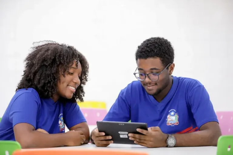 Tablets vão ampliar acesso à tecnologia educacional para estudantes do Ensino Médio da rede estadual em 2026