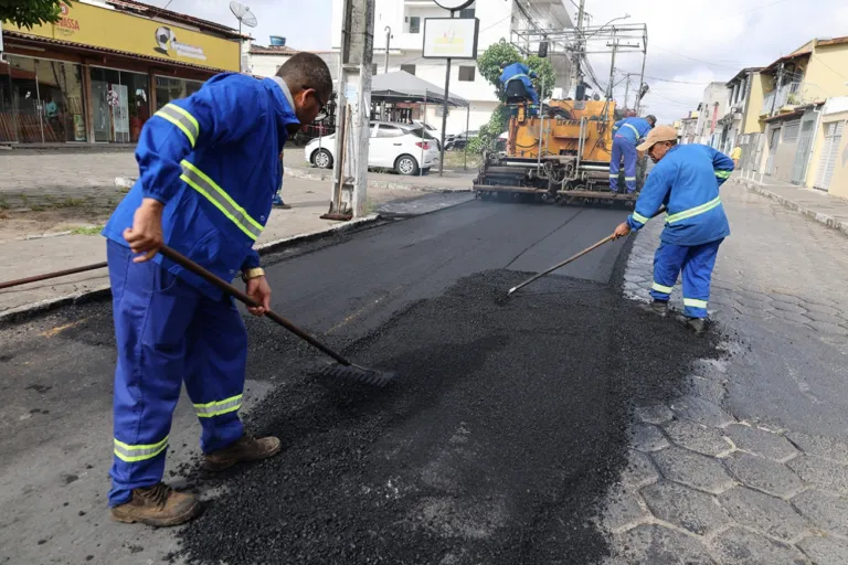 Conjunto Feira VI recebe pavimentação asfáltica em toda extensão das ruas A e G