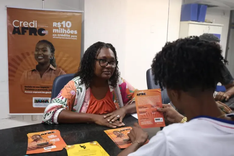 CrediAfro leva atendimento e orientação financeira a estações do metrô de Salvador durante o verão