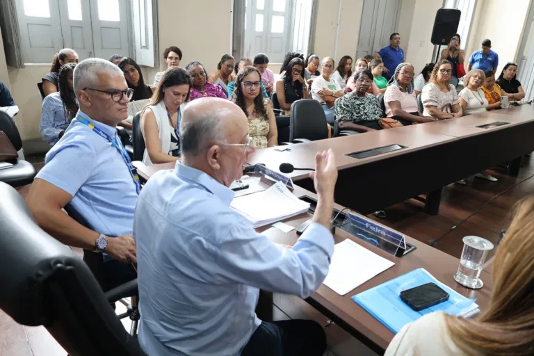 Prefeitura empossa 57 cuidadores que atuarão em escolas municipais