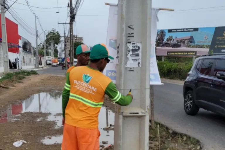 Secretaria de Meio Ambiente intensifica retirada de placas irregulares e reforça combate à poluição visual em Feira de Santana