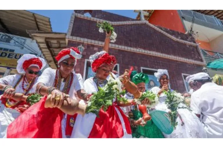 Lavagem de Monte Gordo tem cortejo religioso e grandes atrações musicais