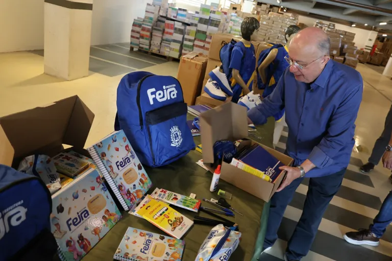 Estudantes da rede municipal de Feira iniciam ano letivo com fardamento e material escolar