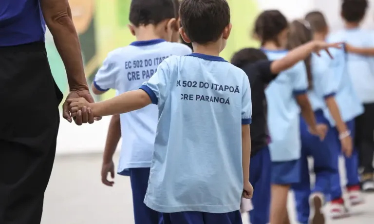 Alunos de escola no DF são “punidos” com flexão e PMs são afastados