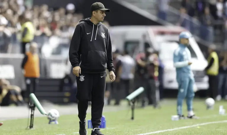 Técnico Lucas Piccinato é demitido da equipe feminina do Corinthians