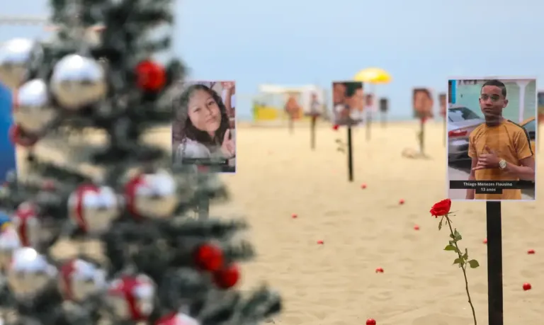 “Carinhoso, sorridente, feliz”, diz mãe sobre filho morto por PMs