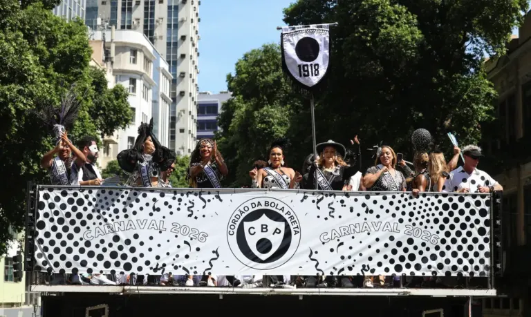 Cordão do Bola Preta celebra tradição de 107 carnavais no Rio