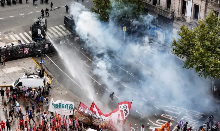 Argentina: Reforma trabalhista permite jornada de 12h e limita greves