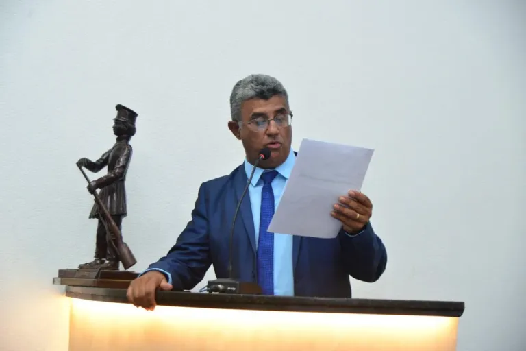 Limpeza geral em duas escolas de Tiquaruçu para evitar incidentes com animais peçonhentos