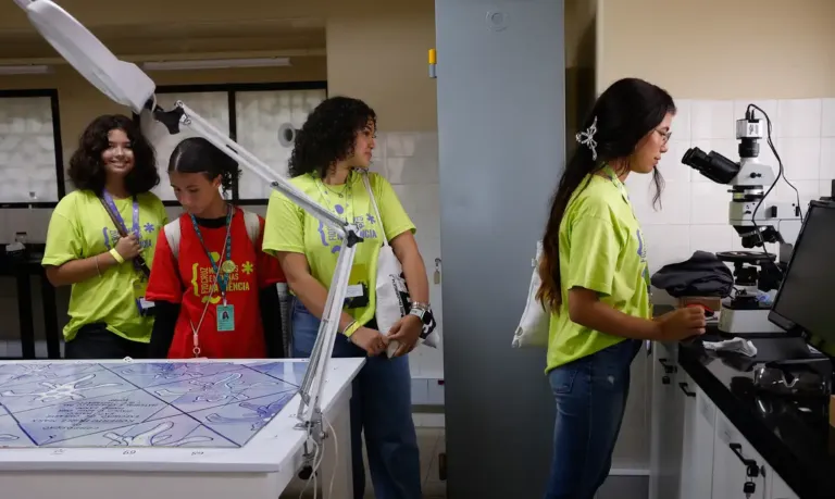 Imersão na Fiocruz inspira meninas a seguir carreira científica