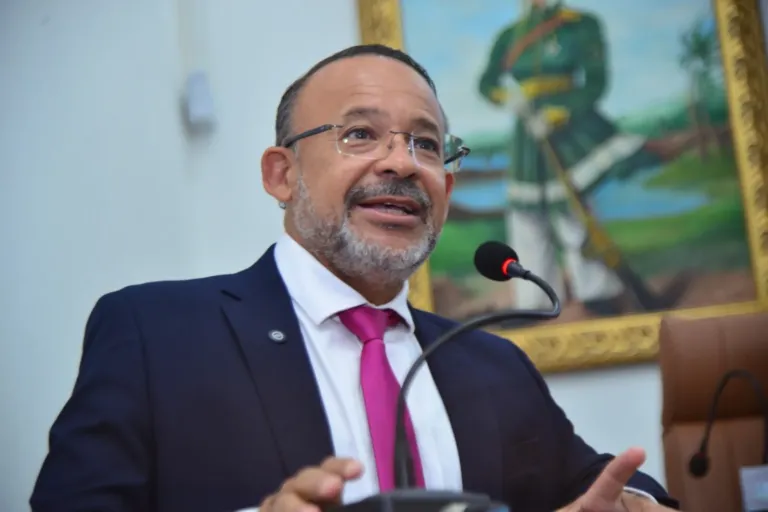 Ivamberg aponta falta de transparência nas licitações de Feira de Santana