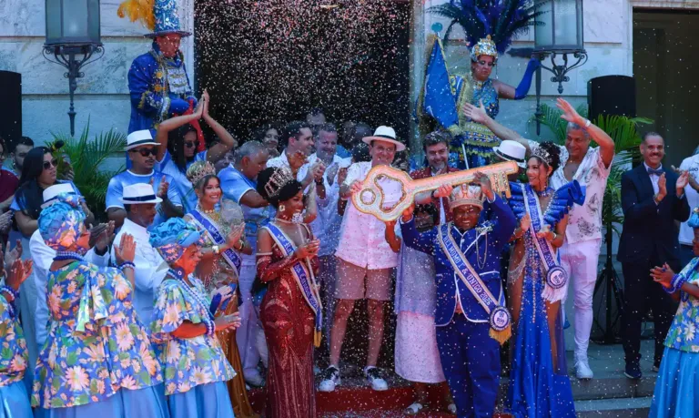 Rei Momo recebe chave da cidade e abre o Carnaval do Rio 2026