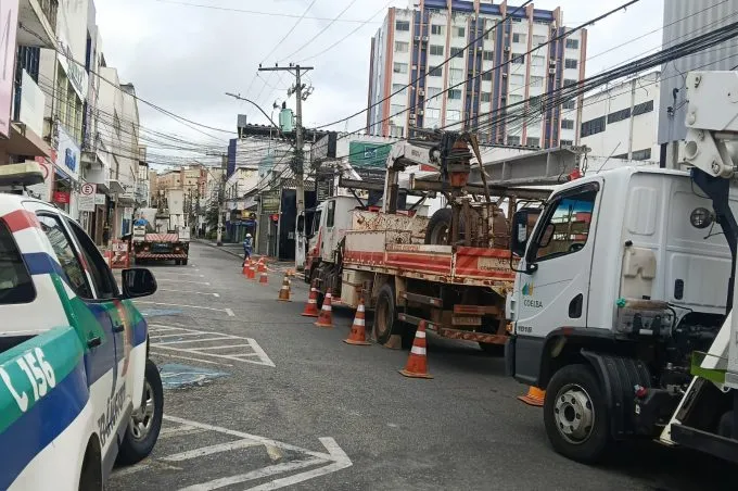Avenida Ernesto Dantas é interditada para substituição de poste danificado