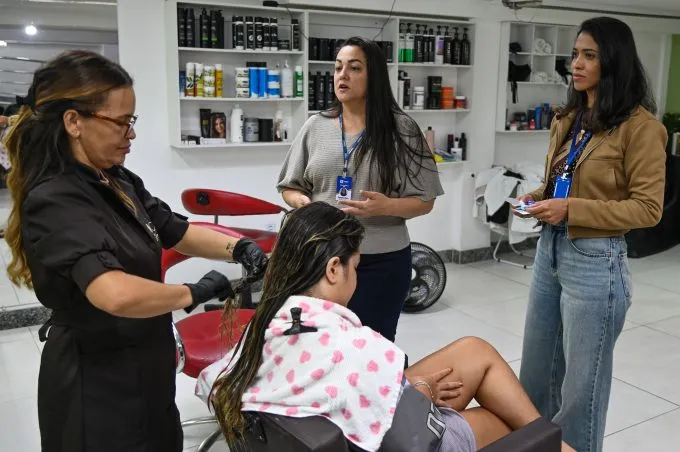 Cerest de Vitória da Conquista realiza ação de prevenção a LER/Dort voltada para profissionais da beleza