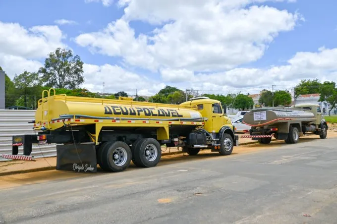Exército e Defesa Civil realizam vistoria dos caminhões para Operação Pipa em Vitória da Conquista