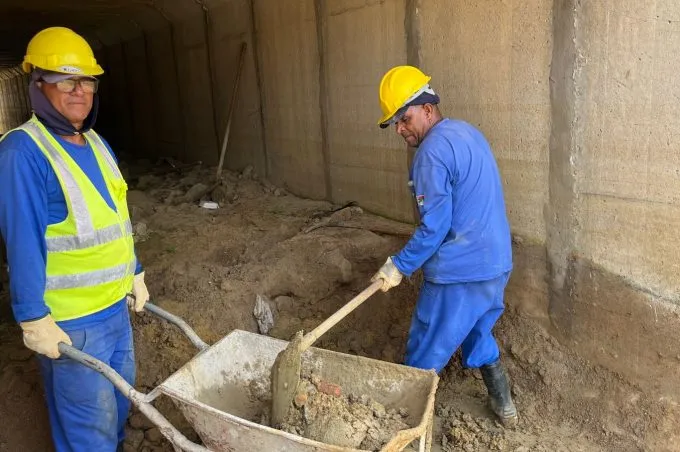 Limpeza do canal da Avenida Brumado é intensificada após fortes chuvas
