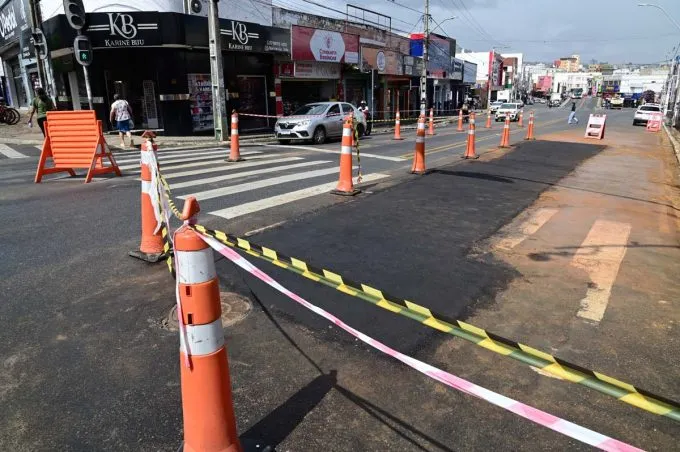 Obra é concluída e liberação do trânsito na Régis Pacheco aguarda secagem do asfalto