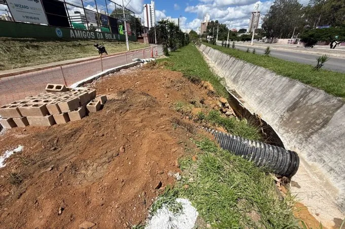 Prefeitura realiza limpeza de canais e executa contenção na Luís Eduardo Magalhães para preservação viária