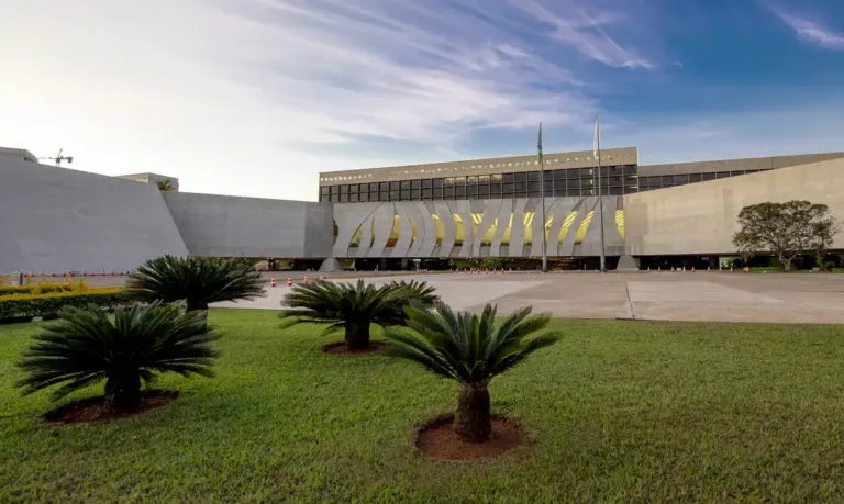 STJ afasta cautelarmente ministro acusado de importunação sexual