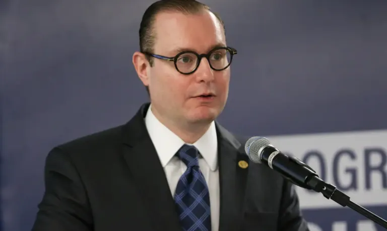 Zanin autoriza empresária a ficar em silêncio na CPMI do INSS