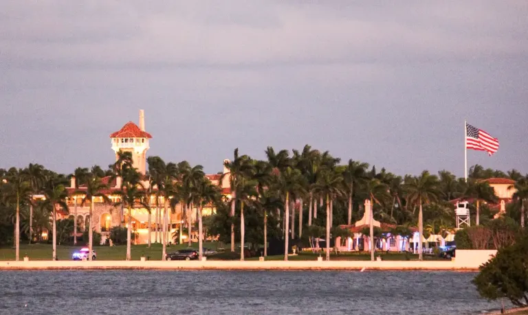 Homem armado que invadiu resort de Trump é morto por agentes