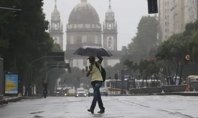 Chuvas intensas no Rio de Janeiro levam ao acionamento da Marinha