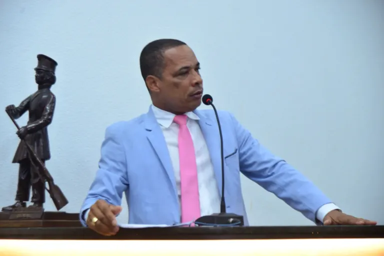 Encascalhamento e patrolamento de corredores em Humildes e Maria Quitéria