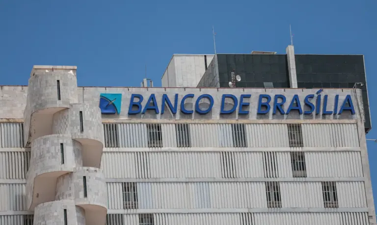 Justiça bloqueia ações do BRB ligadas a Banco Master