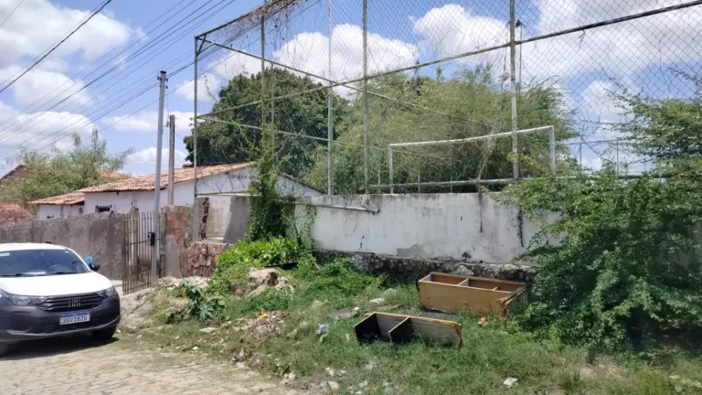 Josivaldo pede que a prefeitura realize manutenção em quadra esportiva no bairro Papagaio