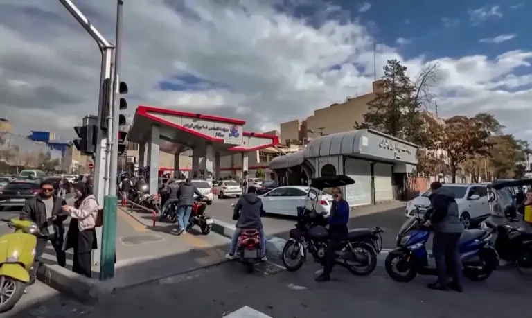 Ataque dos EUA e Israel provoca medo e pânico no Irã