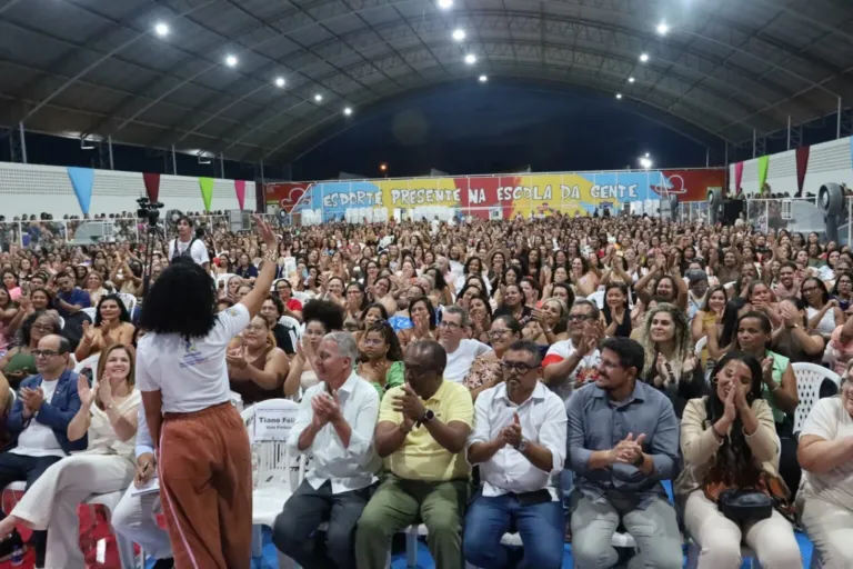 Prefeitura de Juazeiro reúne cerca de três mil profissionais de educação na abertura do ano letivo