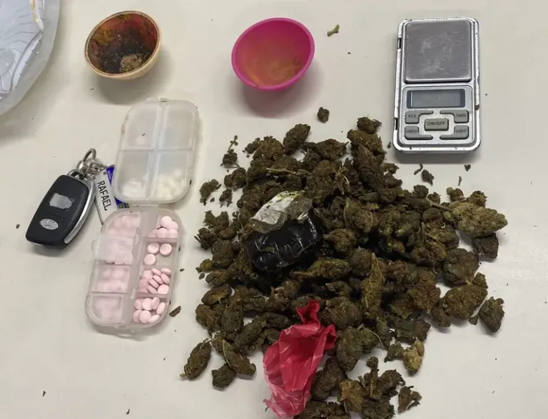 Dupla é presa com drogas pela PM na Vila Laura