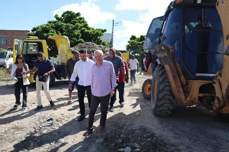Prefeito José Ronaldo acompanha serviço de drenagem e realiza visita técnica na Rua Venceslau Guimarães