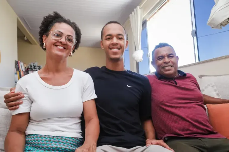 Após dupla aprovação em Medicina, Davi Rocha volta à escola estadual que lhe deu “régua e compasso”