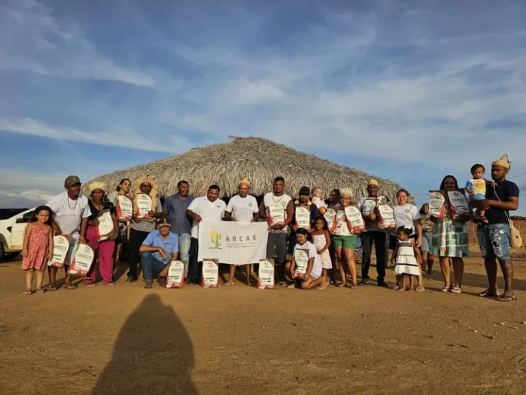 Governo da Bahia entrega 250 quilos de sementes crioulas para 50 famílias indígenas em Abaré