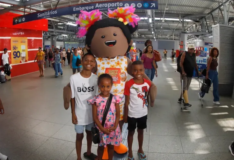 Em ritmo de Carnaval, estações do metrô recebem ações de cuidado e combate à exploração infantil